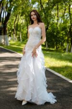 Exquisite Lace Wedding Gown with Flowing Ruffled Skirt