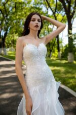 Exquisite Lace Wedding Gown with Flowing Ruffled Skirt