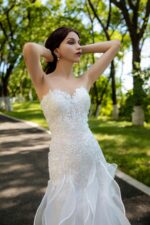 Exquisite Lace Wedding Gown with Flowing Ruffled Skirt