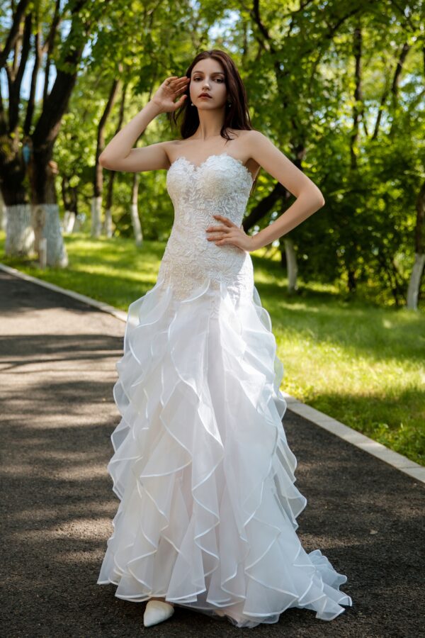 Exquisite Lace Wedding Gown with Flowing Ruffled Skirt