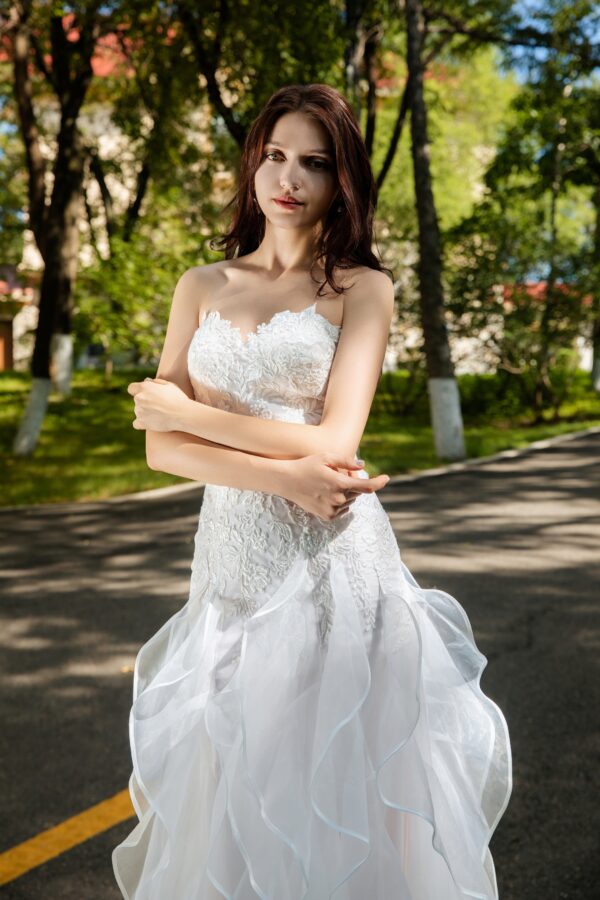 Exquisite Lace Wedding Gown with Flowing Ruffled Skirt