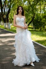 Exquisite Lace Wedding Gown with Flowing Ruffled Skirt