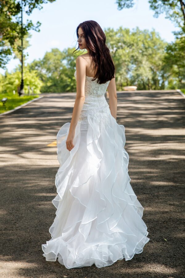 Exquisite Lace Wedding Gown with Flowing Ruffled Skirt