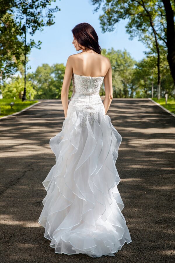 Exquisite Lace Wedding Gown with Flowing Ruffled Skirt