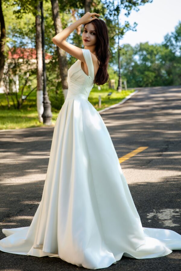 Elegant Basque Waist Satin Wedding Dress with Timeless Silhouette