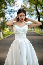 Elegant Basque Waist Satin Wedding Dress with Timeless Silhouette