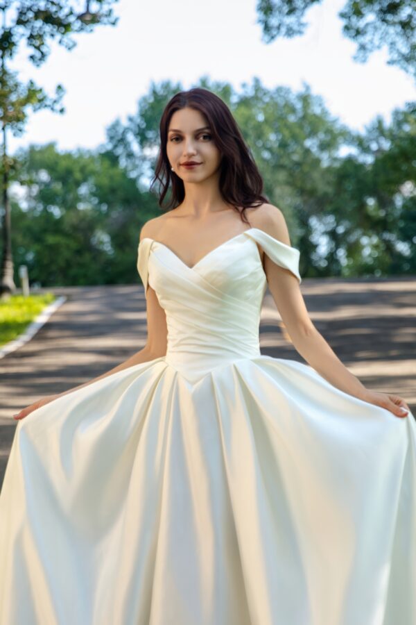 Elegant Basque Waist Satin Wedding Dress with Timeless Silhouette