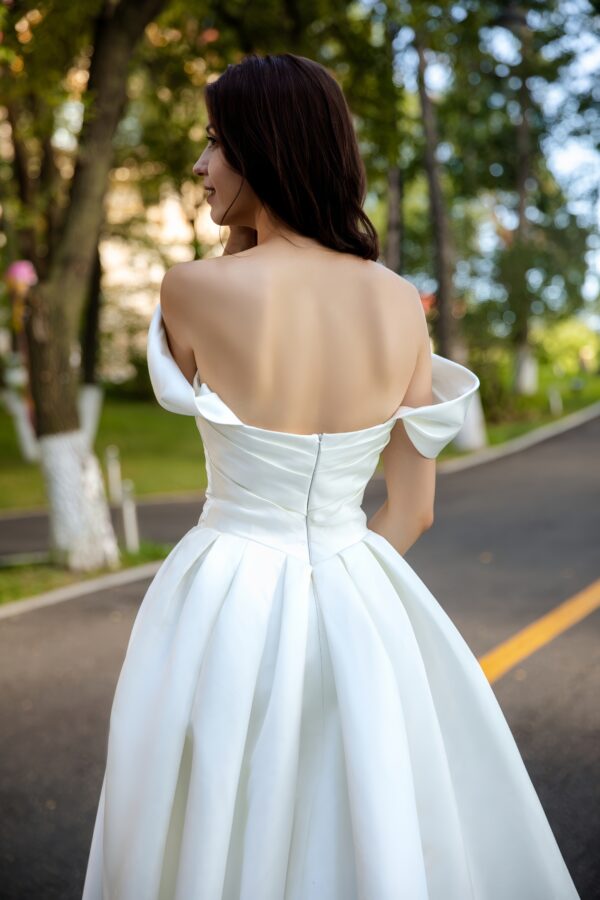 Elegant Basque Waist Satin Wedding Dress with Timeless Silhouette