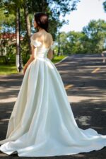 Elegant Basque Waist Satin Wedding Dress with Timeless Silhouette