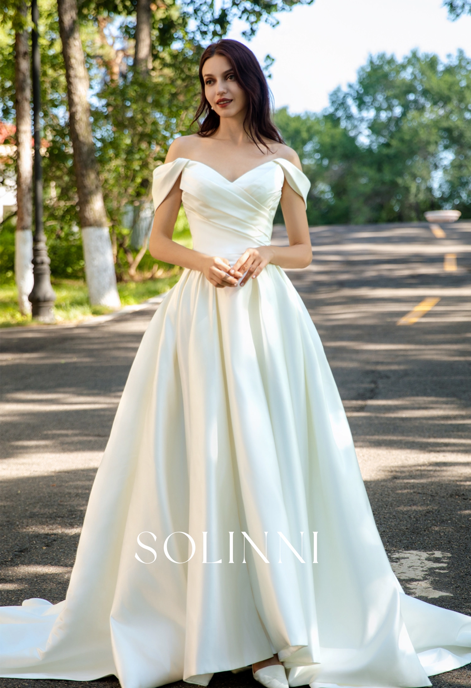 Elegant Basque Waist Satin Wedding Dress with Timeless Silhouette