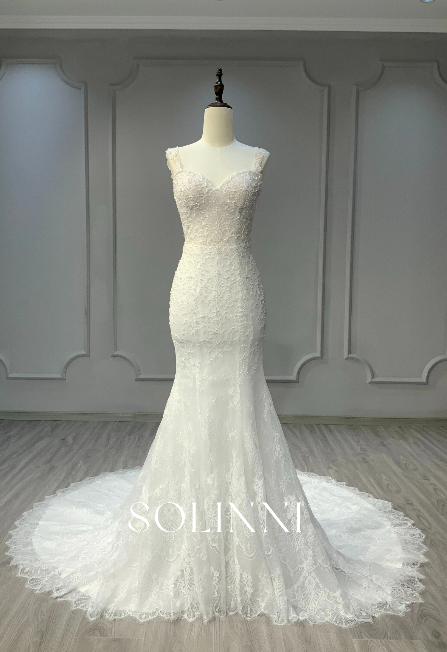 Gorgeous Chantilly Lace Wedding Dress with Open Back