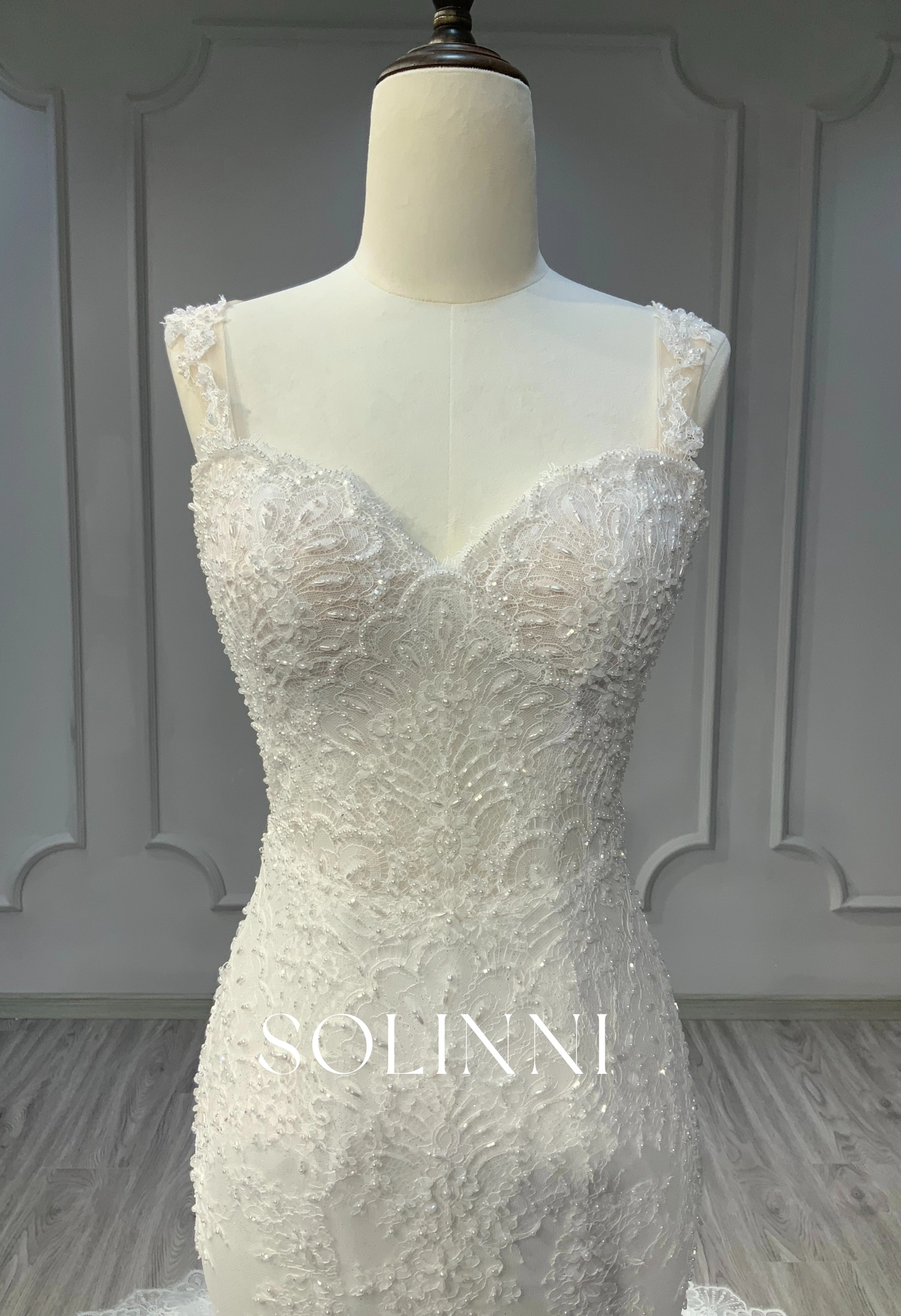Gorgeous Chantilly Lace Wedding Dress with Open Back